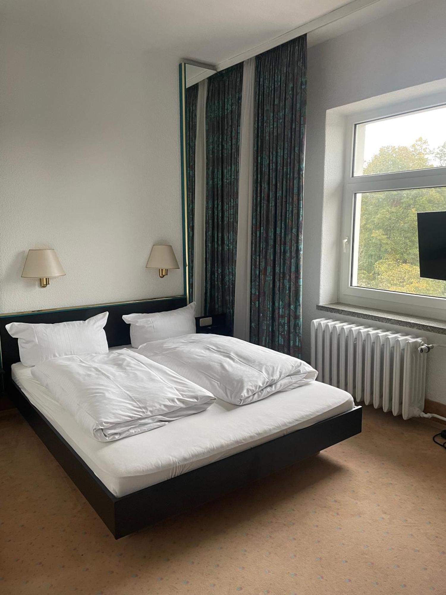 Hotel Bitterfelder Hof Екстер'єр фото