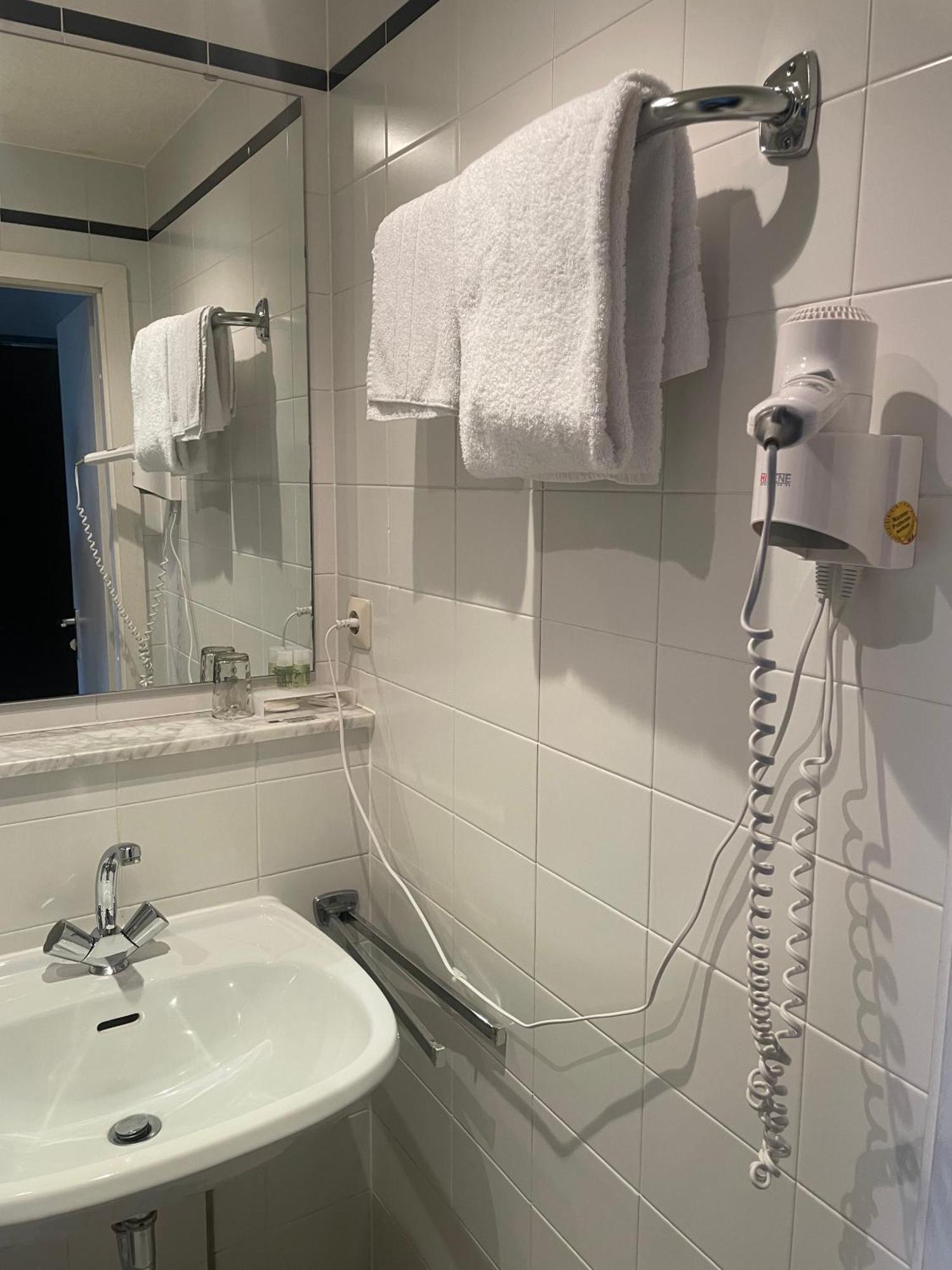 Hotel Bitterfelder Hof Екстер'єр фото