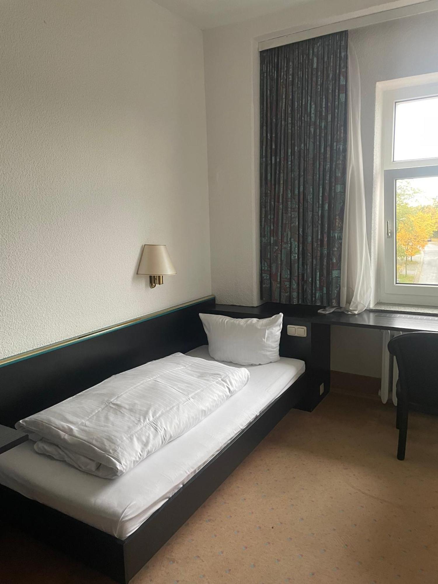 Hotel Bitterfelder Hof Екстер'єр фото