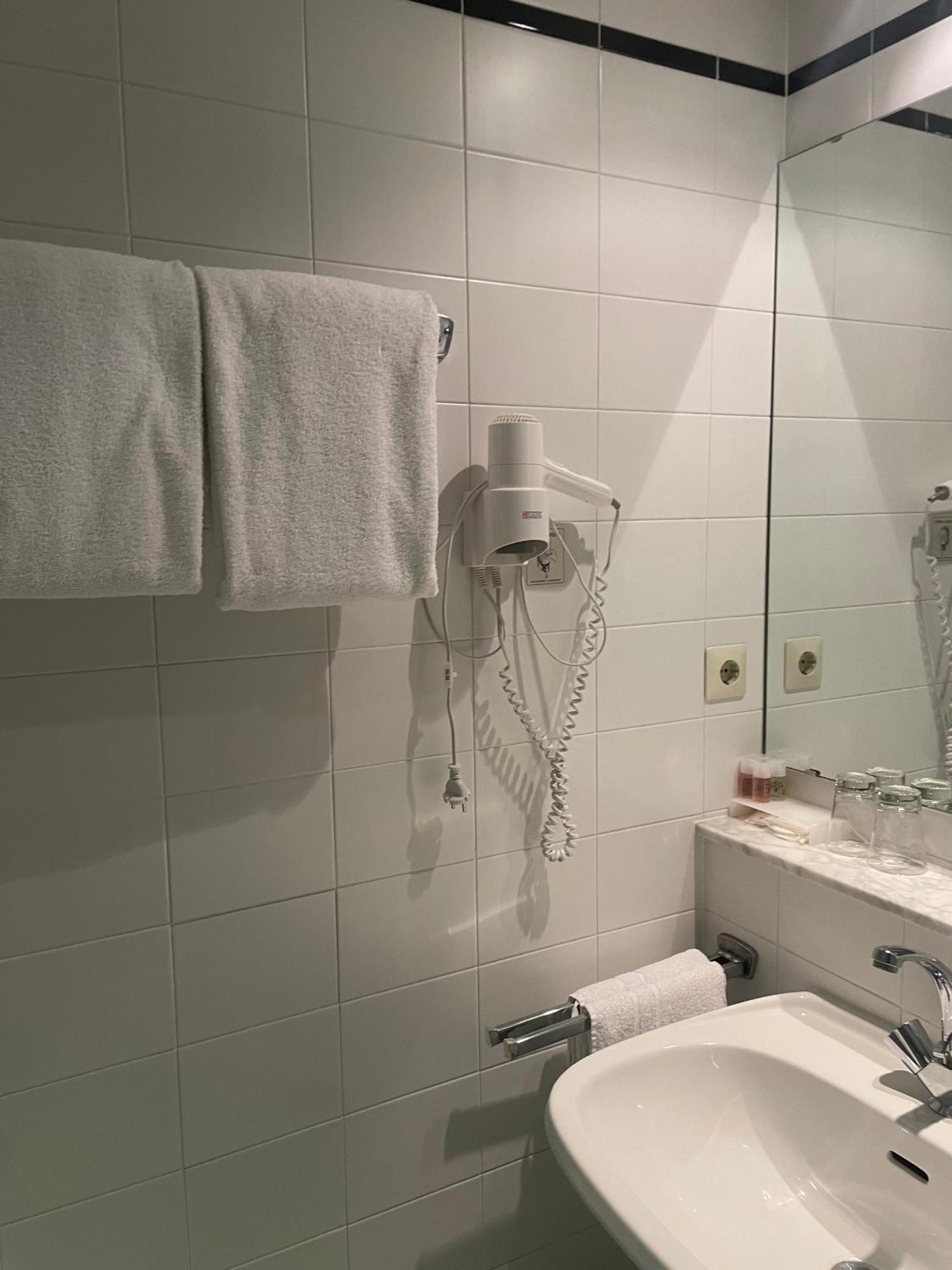 Hotel Bitterfelder Hof Екстер'єр фото