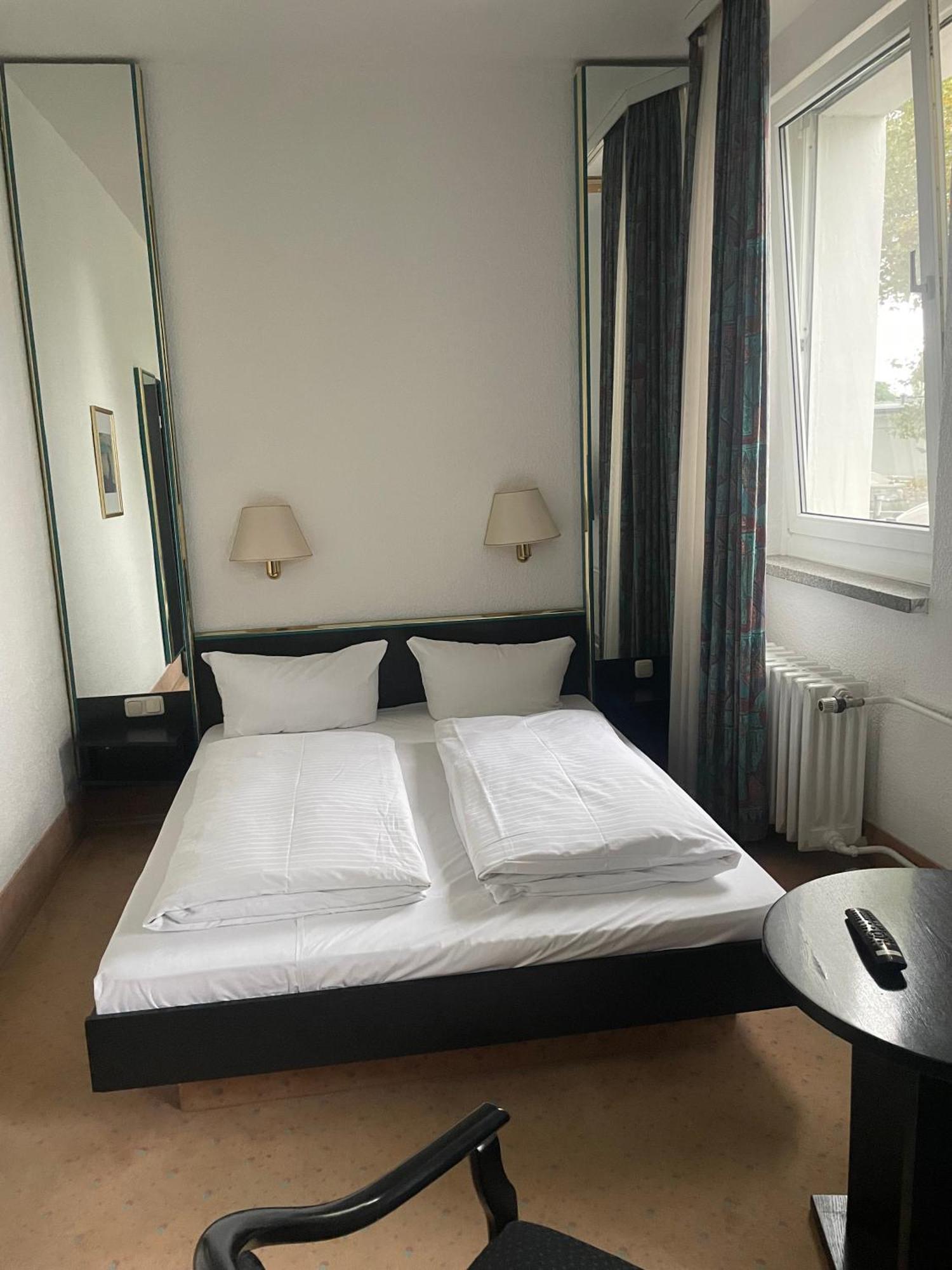 Hotel Bitterfelder Hof Екстер'єр фото